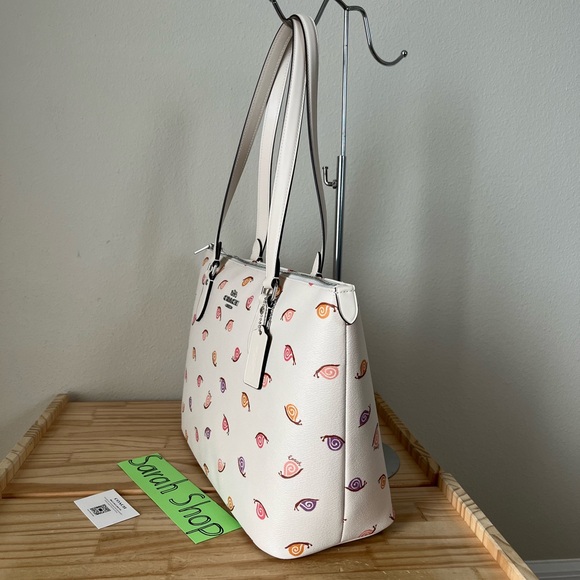 ✅Coach Gallery Tote with snail printed - Picture 3 of 13